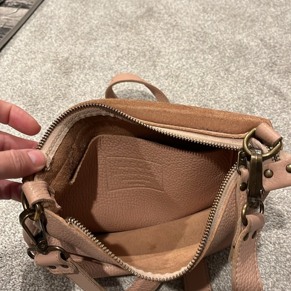 Calma 11600 Beige Pebbled Leather Purse made in Spain. crossbody. - Picture 9 of 13